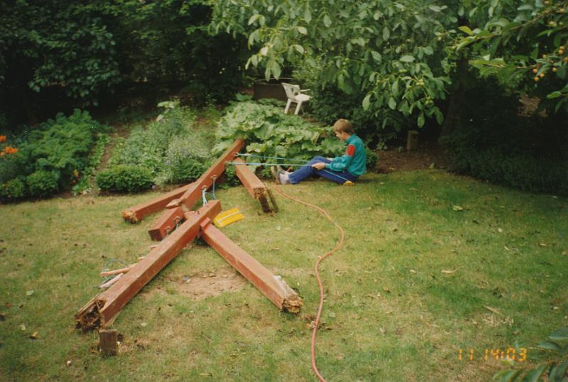 gIMG_0005.jpg - Ødelagt gyngestativ i haven. Den havde vi brugt i mange år og været kært udflugtsmål for naboens børn. Martin sider på gyngen -- Broken swing in the garden. We did use it many years and it was a very nice trip for the neighbour kids. Martin sits on the swing.